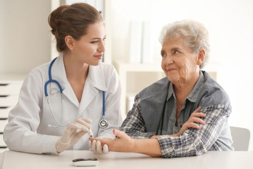 Doctor and be patient with diabetes